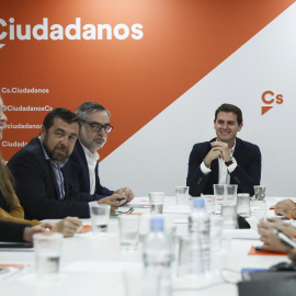 El presidente de Ciudadanos, Albert Rivera, junto a los miembros de su partido, Juan Carlos Girauta, Melisa Rodríguez, Miguel Gutiérrez y José Manuel Villegas, entre otros, durante la reunión que la Ejecutiva Nacional de la formación naranja. EFE/Mar