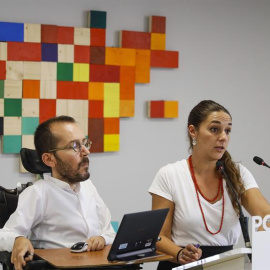 Los coportavoces de Podemos, Pablo Echenique y Noelia Vera, durante la rueda de prensa que han ofrecido este lunes tras la reunión del Consejo de Coordinación. EFE/Emilio Naranjo