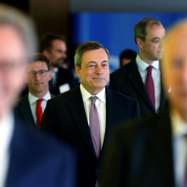 El presidente del BCE, Mario Draghi, a su llegada al Parlamento Europeo para comparecer ante la comisión de Asuntos Económicos y Monetarios. REUTERS/Francois Lenoir