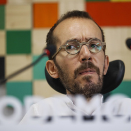 El secretario de Organización y portavoz de Podemos, Pablo Echenique, durante la rueda de prensa que ha ofrecido tras la reunión del Consejo de Coordinación. EFE/Emilio Naranjo