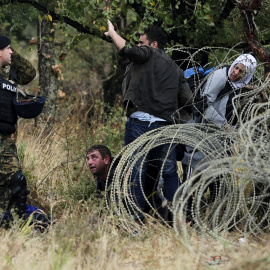 La Policía macedonia trata de detener a los refugiados que cruzan la frontera con Grecia, rumbo a Serbia, cerca de Gevgelija, Macedonia.- REUTERS / Ognen Teofilovski
