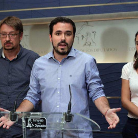 El líder de IU, Alberto Garzón, junto a los portavoces, de Unidos Podemos, Irene Montero (d), y de En Comú Podem, Xavier Domènech (i), durante la rueda de prensa que ha ofrecido hoy en el Congreso de los Diputados. | ZIPI (EFE)