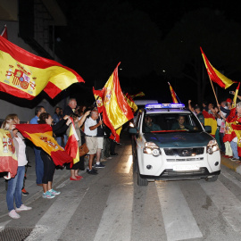 Despedida a los agentes de la Guardia Civil de Algeciras enviados a Catalunya. / EFE