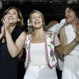 La vicepresidenta segunda y candidata de Sumar a la presidencia, Yolanda Díaz (c), acompañada por la ex alcaldesa de Barcelona Ada Colau (i) y la cabeza de lista de Sumar-En Comú Podem al Congreso por Barcelona, Aina Vidal.