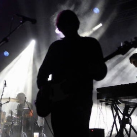 Juego de luces sobre el escenario.- EFE