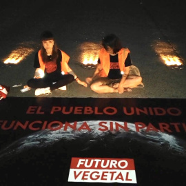 Dos activistas de Futuro Vegetal protestan en una pista del Aeropuerto Adolfo Suárez Madrid Barajas.