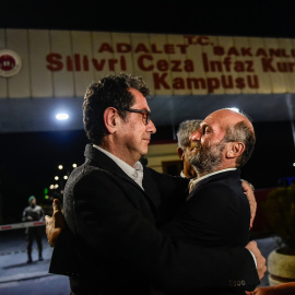 El periodista turco Kadri Gursel (I) abraza al jefe de la delegación de "Cumhuriyet" en Ankara, Erdem Gul (D), tras ser liberado de la prisión de Silivri el 26 de septiembre del 2017, en Estambul. AFP/ Yasin Akgul