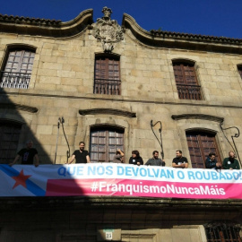Miembros del BNG, con una pancarta en la casa familiar de los Franco en A Coruña.