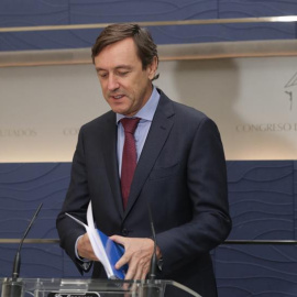 El portavoz del PP en el Congreso, Rafael Hernando, durante la rueda de prensa que ha ofrecido hoy en la Cámara Baja. EFE/Zipi