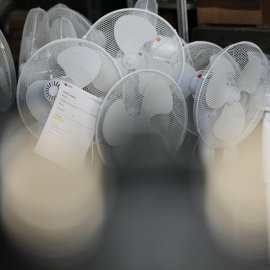 Detalle de los ventiladores que se instalarán en los colegios electorales.