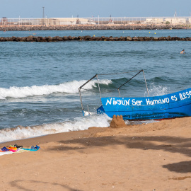 Una embarcación abandonada en la que llegaron varias personas migrantes a Melilla durante la pasada semana.