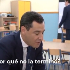 El presidente andaluz, Juan Manuel Moreno Bonilla, durante su entrevista con dos alumnos de Primaria.