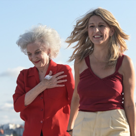 23/7/23 Yolanda Díaz, con la actriz Marisa Paredes en la apertura de campaña en A Coruña