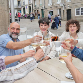 23/7/23 En el centro, de izquierda a derecha, Goretti Sanmartín, alcaldesa de Santiago; Ana Pontón, portavoz nacional del BNG, y Néstor Rego, diputado y candidato por A Coruña, brindando en una terraza de Santiago tras un acto de campaña.