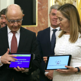 El ministro de Hacienda, Cristóbal Montoro, ha entregado  a la presidenta del Congreso, Ana Pastor, el proyecto de Presupuestos Generales del Estado para 2017. EFE/J. J. Guillén