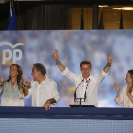 El candidato del Partido Popular, Alberto Núñez Feijoo, saluda a los simpatizantes en la sede del partido en Madrid.