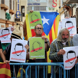 Algunos de los manifestantes que protestaron este sábado,en Palma de Mallorca, contra las acciones de Rajoy para frenar el referéndum en Catalunya. EUROPA PRESS