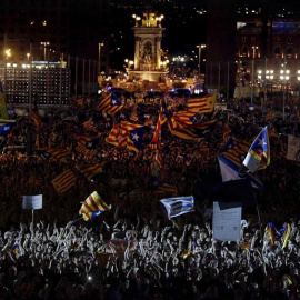 Vista general de los asistentes al acto unitario del independentismo a dos días del 1-O, esta noche en Montjuic, Barcelona./EFE