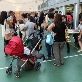 Reunión de padres de alumnos en la Escola Diputació de Barcelona, para organizar la "Festa de la tardor" (Fiesta del otoño), con el fin de evitar la entrada y precinto policial al ser un colegio electoral para el referéndum del 1-O. EFE/Toni Albir
