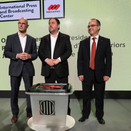 Raül Romeva, Oriol Junqueras y Jordi Turull posan delante de un modelo de urna que se va a utilizar el 1-O. | REUTERS