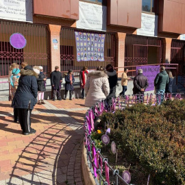 La Plaza de las Mujeres de Vicálvaro, antes de que se retirasen los lazos y flores en honor a las víctimas de violencia machista.
