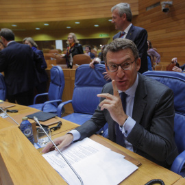 Alberto Núñez Feijóo, al inicio del debate de investidura en el Parlamento gallego, donde solicita a la Cámara autonómica la confianza para ser investido de nuevo presidente tras su victoria electoral del 25 de septiembre. EFE/Xoan Rey