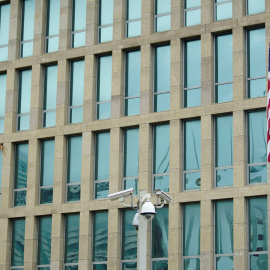 La fachada del edificio de la Embajada de EEUU en La abana. REUTERS/Alexandre Meneghini