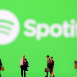 25/07/2023 Imagen que muestra a personas delante del logo de Spotify