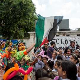 Risas y acrobacias contra la ocupación en Palestina