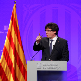 El president de la Generalitat catalana, Carles Puigdemont, durante la rueda de prensa tras la reunión del Govern, un dáia después del referéndum del 1-O.. REUTERS/Albert Gea