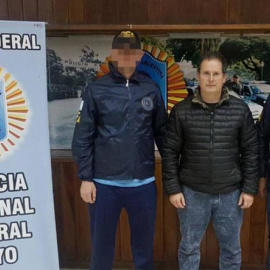 Carlos Fernández, escoltado por dos agentes de la Policía Federal de Argentina. EFE
