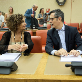 La ministra de Hacienda y Función Pública, María Jesús Montero, y el ministro de la Presidencia, Relaciones con las Cortes y Memoria Democrática, Félix Bolaños, conversan durante la reunión de la Diputación Permanente del Congreso de los Diputado