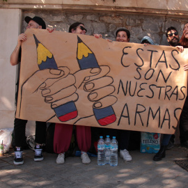 Varios de los dibujantes e ilustradores españoles concentrados frente a la Embajada de Guinea Ecuatorial para protestar contra el encarcelamiento de Ramón Esono. F.G.