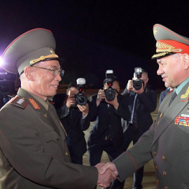 26/07/2023 El Ministro de Defensa norcoreano recibiendo, Kang Sun-nam, recibiendo al Ministro de Defensa ruso, Sergey Shoigu.