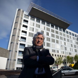 El cirujano José María Borro, ante el hospital coruñés