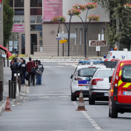 Policía y bomberos de París durante una operación antiterrorista. / Reuters
