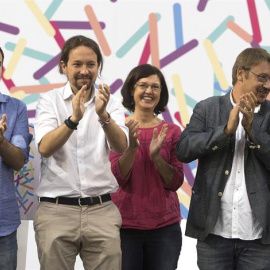El coordinador federal de IU, Alberto Garzón (i), el secretario general de Podemos, Pablo Iglesias (i), el portavoz de En Comú Podem, Xavier Domènech (2d), la portavoz de Podemos en el Congreso, Irene Montero (d), en  la asamblea Zaragoza. EFE