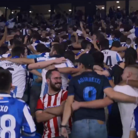 Imagen de la afición de la Real Sociedad celebrando su victoria en el derbi vasco