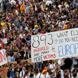 Participantes en la manifestación en protesta por la actuación policial portan carteles pidiendo ayuda a la Unión Europea, en Barcelona, este martes. REUTERS/Yves Herman