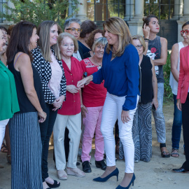 La presidenta de la Junta de Andalucía, Susana Díaz, saluda a integrantes del Consejo Andaluz de Participación de las Mujeres.