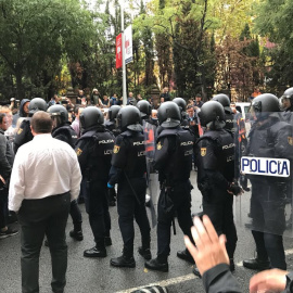 Agentes de Policía Nacional en el colegio Ramón Llull de Barcelona./ ELENA PARREÑO
