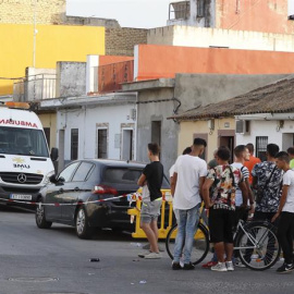 La Policía, durante la operación en el domicilio de Dos Hermanas en el que encontraron el cadáver. EFE/ José Manuel Vidal