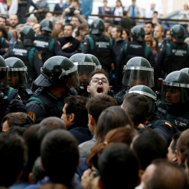 Agentes de la Guardia Civil tratan de cerrar el colegio electoral de Sant Julia de Ramis (Girona), donde tenía que havber votado el presiodent de la Generalitat, Carles Puigdemont. REUTERS / Juan Medina