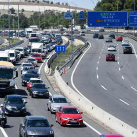Decenas de vehículos en la autovía A-3, en la operación salida de la segunda quincena de julio, a 14 de julio de 2023, en Madrid