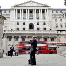 Un hombre habla por su móvil, frente al edificio del Banco de Inglaterra en Londres. REUTERS/Mary Turner