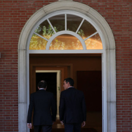 Mariano Rajoy y Pedro Sánchez durante su encuentro en Madrid en el Palacio de la Moncloa / REUTERS