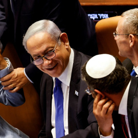 El primer ministro israelí Benjamin Netanyahu y los legisladores se reúnen en el pleno de la Knesset para votar un proyecto de ley que limitaría parte del poder del Tribunal Supremo, en Jerusalén a 24 de julio de 2023