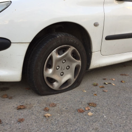 Un dels vehicles vandalitzats a Verges
