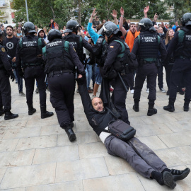 Carga policial en el colegio Ramón Llull de Barcelona./ REUTERS