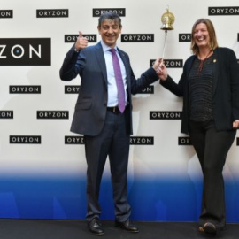 Los fundadores de Oryzon, Carlos Buesa y Tamara Maes, dan la campanada con la que su empresa inicia su cotización en la bolsa española. EFE